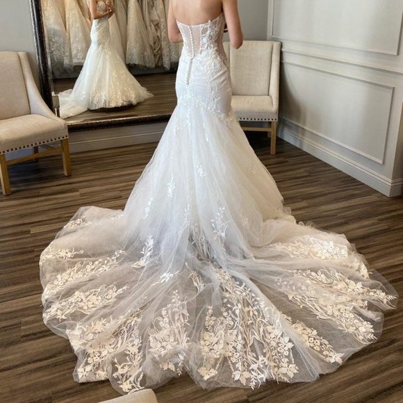 Martina Liana Wedding Gown - Picture 7 of 10